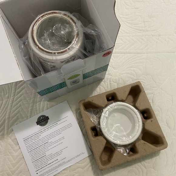 Passport Scentsy Warmer - Picture 2 of 2